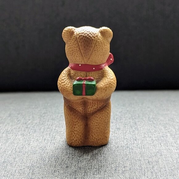 Bear Figurine Enesco Teddy with Gift Lucy Rigg (Lucy and Me) 1980 Vintage - Picture 2 of 3